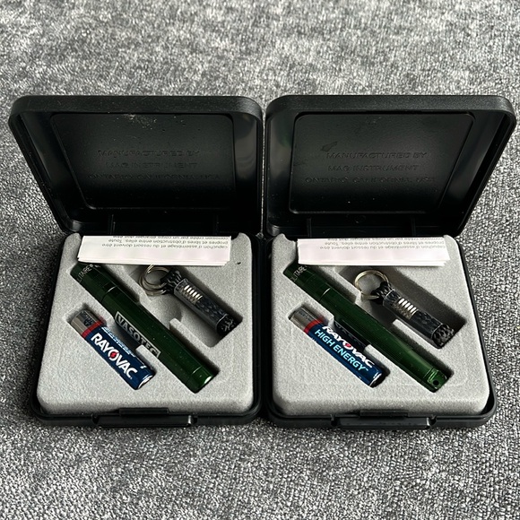 🆕 2 NEW MAG-LITE SOLITAIRE Pocket Flashlights - Picture 1 of 9